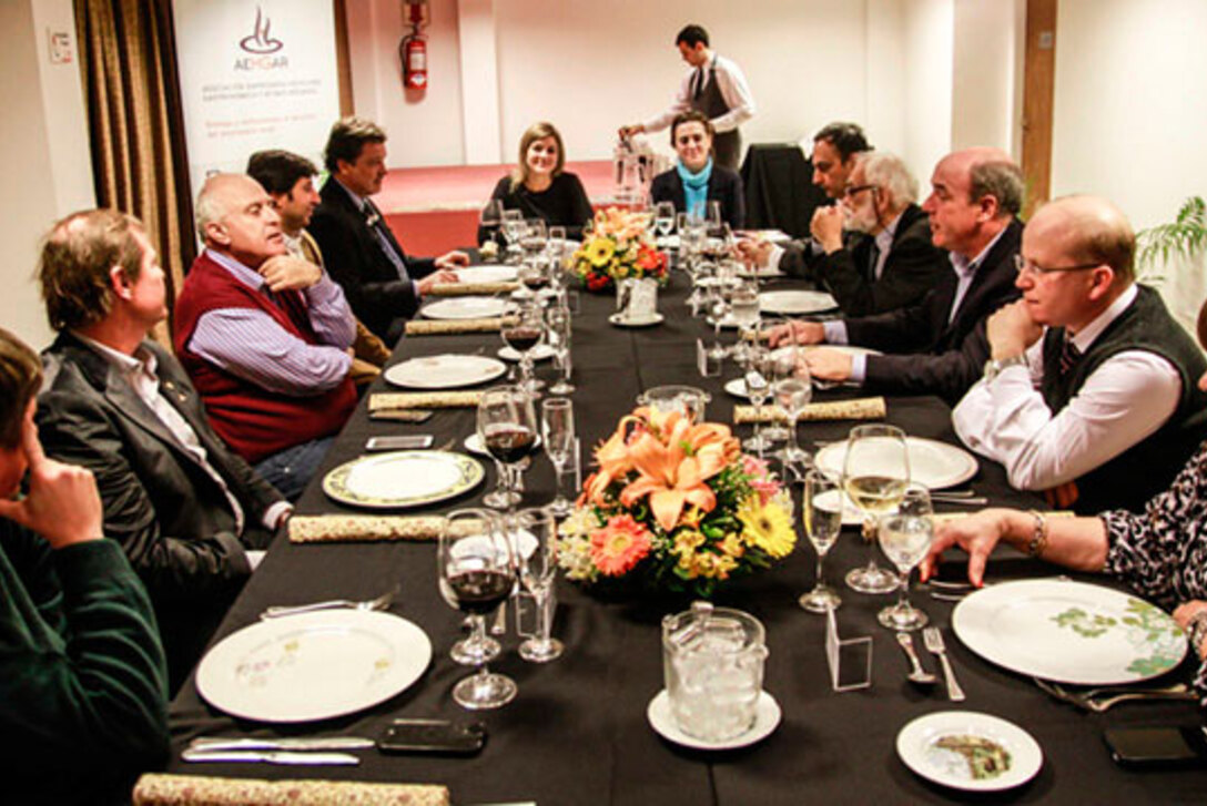 Imagen de AEHGAR recibe al Gobernador de la Provincia Imagen de AEHGAR recibe al Gobernador de la Provincia