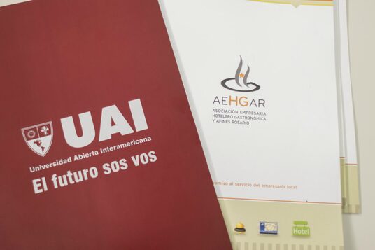 Imagen de AEHGAR y UAI celebraron su primer Convenio Académico