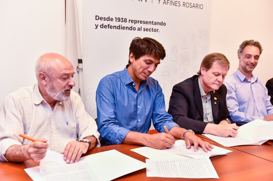 Imagen de AEHGAR firm&oacute; convenio con la Secretar&iacute;a de Econom&iacute;a Social y la Secretar&iacute;a de Turismo de Rosario.