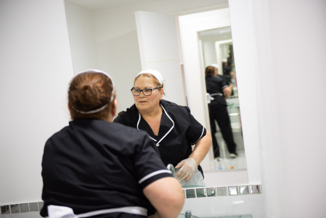 Las mucamas prestaron atención a todos los detalles. Las mucamas prestaron atención a todos los detalles.