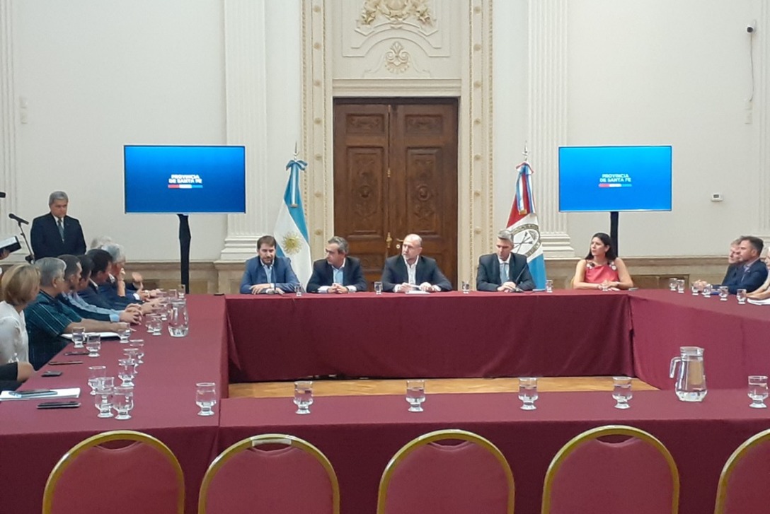 Imagen de Se celebró un acuerdo entre la Secretaría de Turismo de la Provincia de Santa Fe y Aerolíneas Argentinas para el beneficio del turismo en Rosario. Imagen de Se celebró un acuerdo entre la Secretaría de Turismo de la Provincia de Santa Fe y Aerolíneas Argentinas para el beneficio del turismo en Rosario.