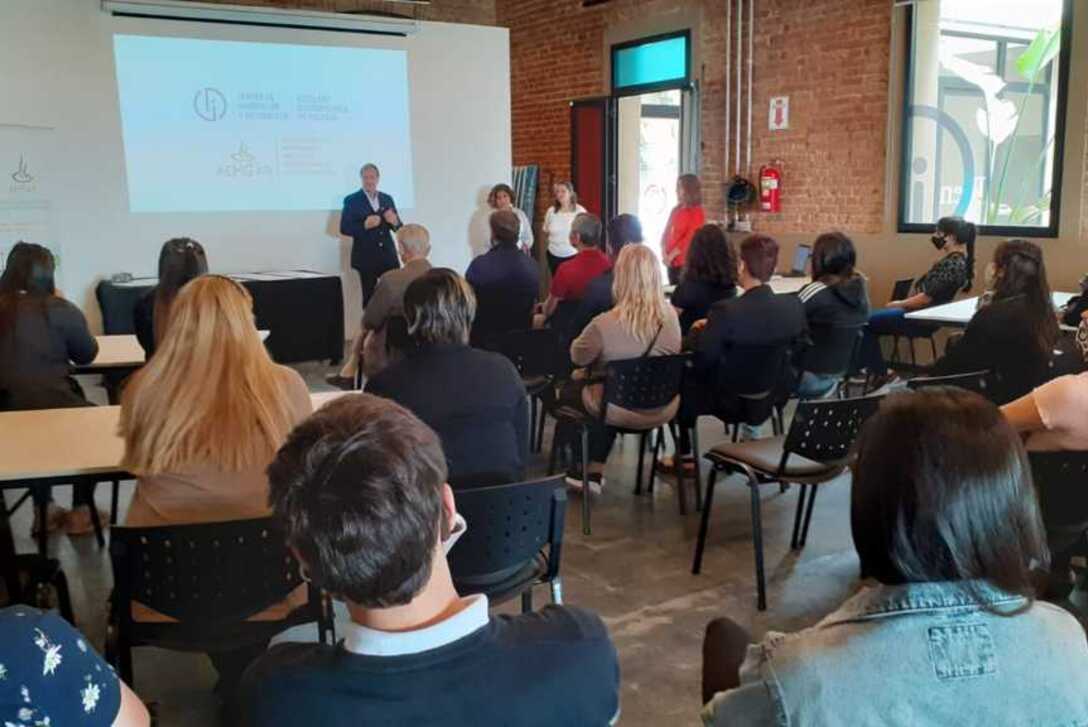 Imagen de ANTE LA DEMANDA LABORAL AEHGAR CAPACIT&Oacute; A J&Oacute;VENES