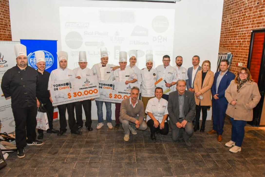 Todos los ganadores y el jurado.