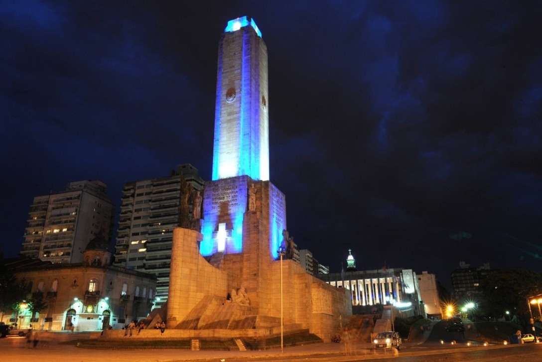 ¡El Monumento Nacional a la Bandera de noche invita a sacarse fotos! ¡El Monumento Nacional a la Bandera de noche invita a sacarse fotos!