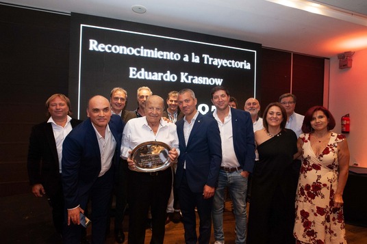La comisión directiva hizo entrega de un reconocimiento a la trayectoria de Eduardo Krasnow